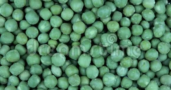 新鲜的绿色豌豆旋转食物背景视频的预览图