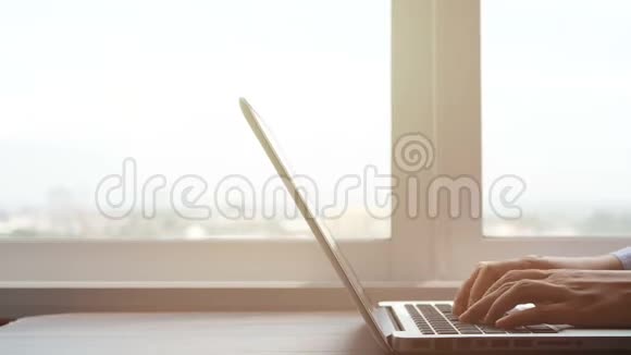 4K手在笔记本电脑键盘上打字潘照相机商务女性在工作空间的笔记本电脑上工作视频的预览图
