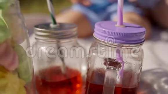 带盖子和吸管的杯子里的红色柠檬水视频的预览图