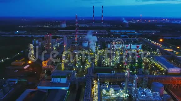 夜间提供明亮的天然气和炼油厂视频的预览图