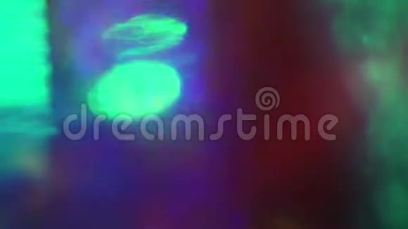 五颜六色的彩虹光形成在空间中随机移动节日过渡花哨的叠加镜头视频的预览图