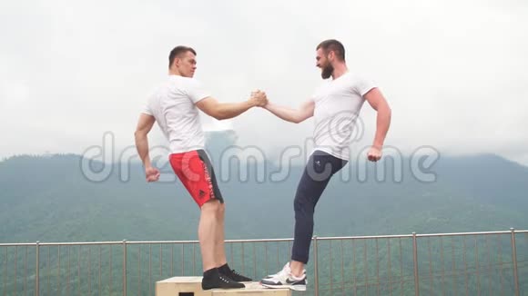 两个健美运动员在开始双人锻炼前握手视频的预览图