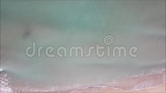 从飞行无人机海浪慢运动视频和海滩的高空俯视图视频的预览图