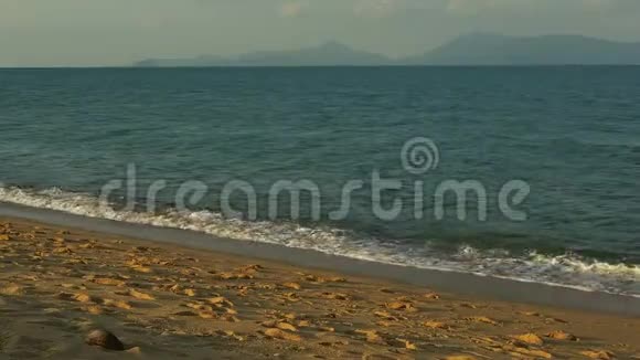 傍晚海滩有海浪的全景视频的预览图
