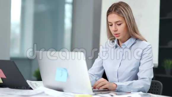书呆子式的女商人用笔记本电脑打字或商业计划的画像视频的预览图