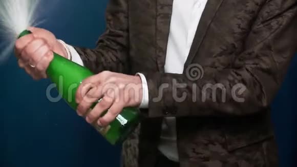男性手打开香槟瓶在慢动作中飞溅节日圣诞节生日新年概念视频的预览图