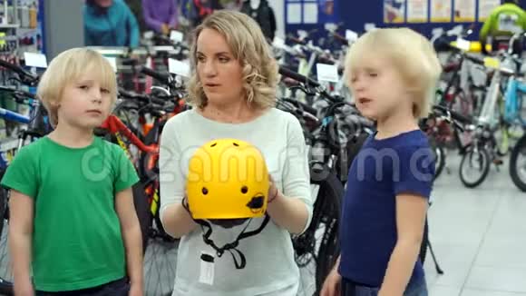 因为新的自行车头盔店里的双胞胎吵架了视频的预览图