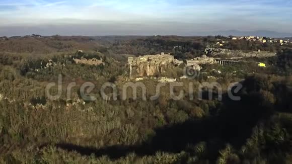 意大利高岩上风景如画的加尔卡塔镇的鸟瞰图视频的预览图