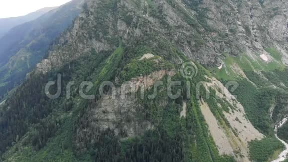 4k高加索的空中行动岩石山上的大全景视频的预览图