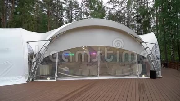 帐篷餐厅在森林里度假乡村白色帐篷婚礼视频的预览图
