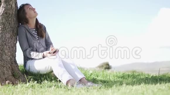 在大自然中休息的轻松快乐的女人视频的预览图