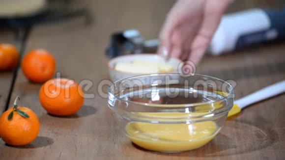 甜点制作基本的橙色法国奶油在奶油中加入黄油视频的预览图