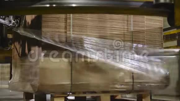 机床用薄膜覆盖纸板堆视频的预览图
