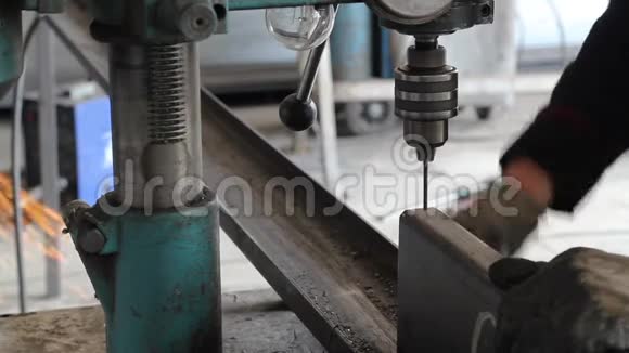 工业铁金属车床钻床视频的预览图