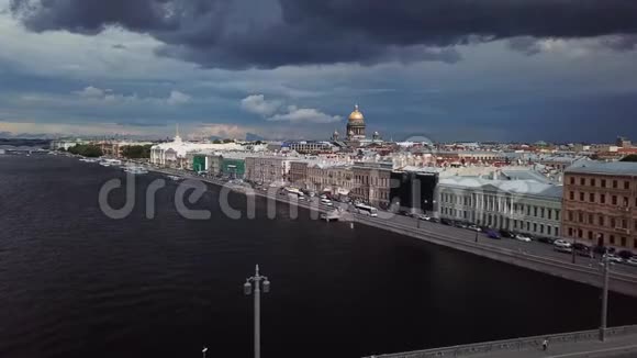 俄罗斯圣彼得堡的鸟瞰图飞越市中心涅瓦河布拉戈维申斯基桥婚礼宫殿和视频的预览图
