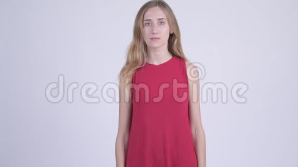 年轻愤怒的金发女子双臂交叉着神情沮丧视频的预览图