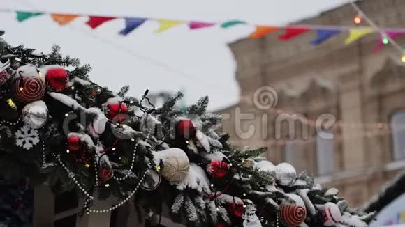 俄罗斯莫斯科12月屋顶上有圣诞珠子和球的人造树枝视频的预览图