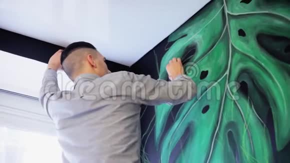 涂鸦艺术家在墙上画画准备一堵墙画一幅草图视频的预览图