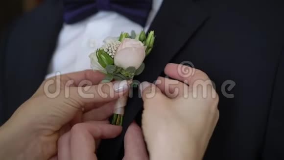 新娘穿上布托尼埃作为新郎婚礼筹备视频的预览图