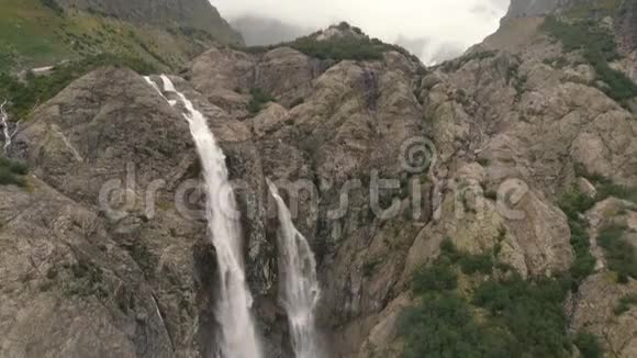 4l高加索高岩中两个瀑布的空中拍摄视频的预览图