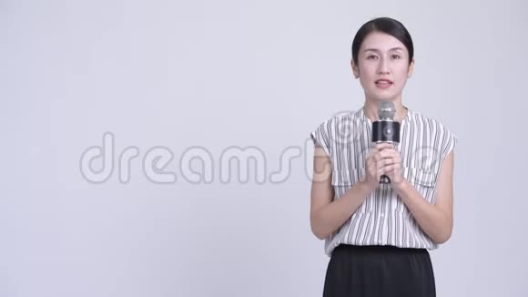 快乐美丽的亚洲女商人解释一些事情视频的预览图