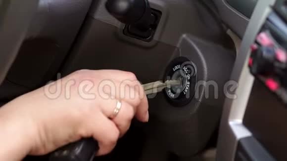 一个女人手把点火钥匙插入锁中特写镜头视频的预览图