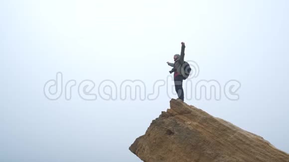 徒步旅行者在高高举起的高山手臂上视频的预览图