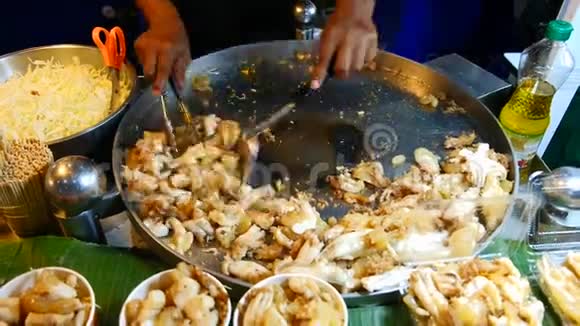 厨师烹饪炒鱿鱼蛋出售泰国视频的预览图