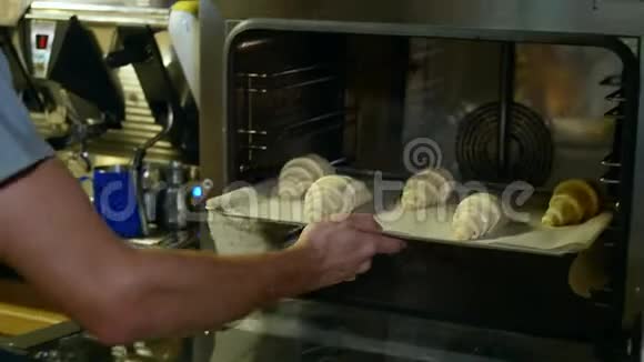 烤盘上的羊角面包要送到烤箱里去视频的预览图