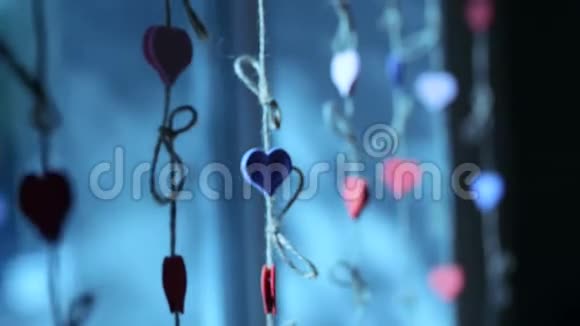 窗户装饰与绳子相连的心视频的预览图