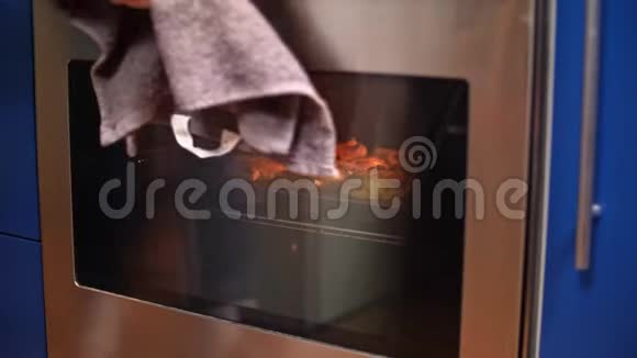 香肠奶酪在烤箱里烤视频的预览图