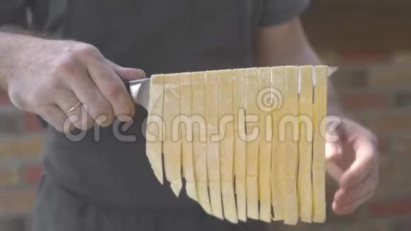 厨师手里拿着生面食用传统配方自制新鲜面食烹饪自制食物视频的预览图