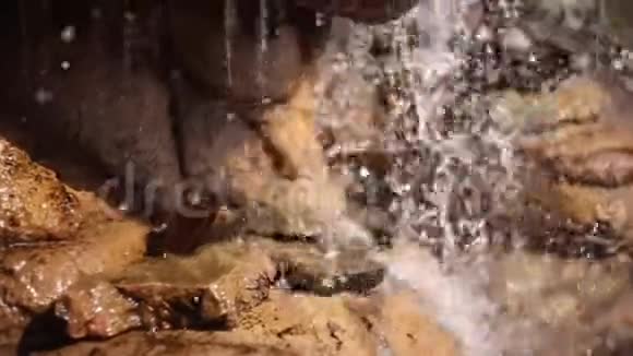 岩石间的瀑布视频的预览图