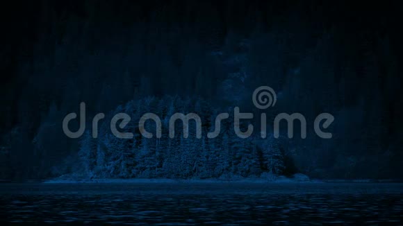 夜晚在湖上的小岛视频的预览图