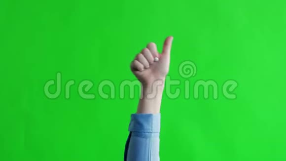 竖起大拇指在绿色屏幕上签名手势赞成的象征就像积极的情绪视频的预览图
