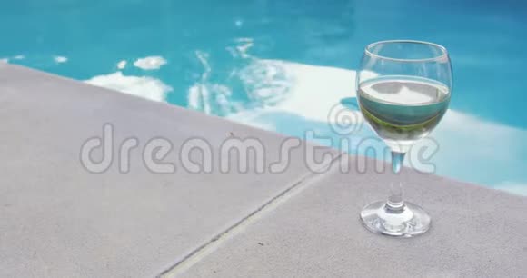 后院游泳池附近的玻璃饮料4k视频的预览图
