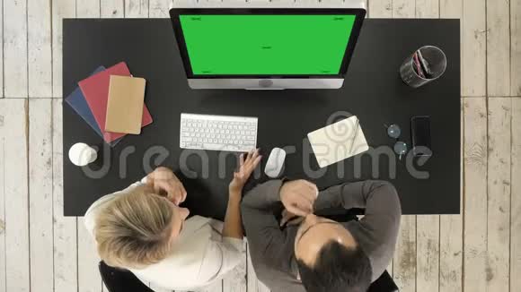 商务夫妇在显示器屏幕上交谈和观看图像绿色屏幕模拟显示视频的预览图