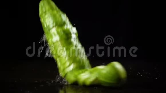 掉下来的黄瓜被溅起水花动作缓慢视频的预览图