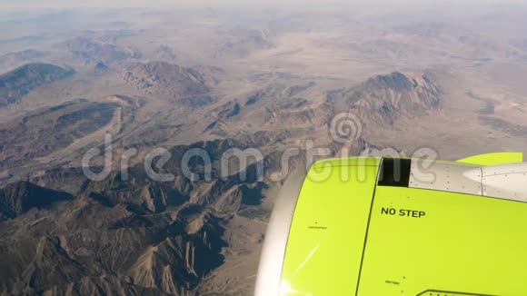 从飞机的窗户视频的预览图
