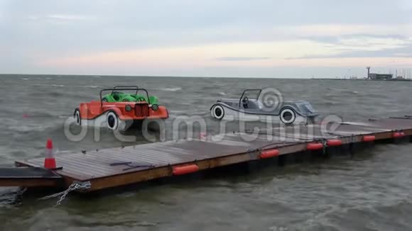 海上汽车形状的塑料船和新的木制码头视频的预览图
