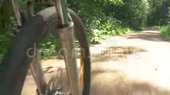 山地自行车轮旋转和沿地道骑行视频的预览图