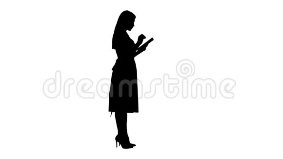 小剪影年轻女子穿着粉红色连衣裙侧面看使用平板电脑视频的预览图