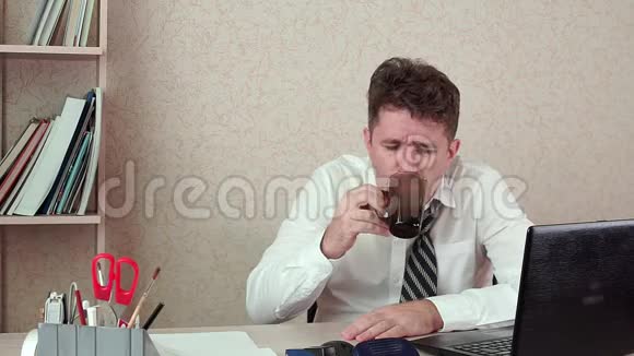 男人办公室经理睡觉时喝咖啡视频的预览图
