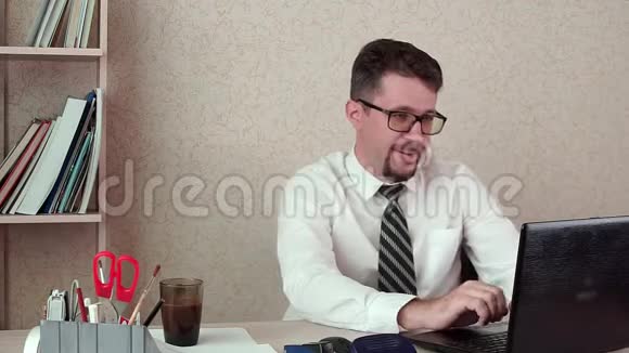 有胡子戴眼镜的男办公室经理成功好运视频的预览图