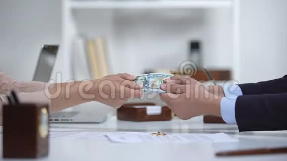 离婚时男性和女性用手拉钱分割婚姻财产视频的预览图