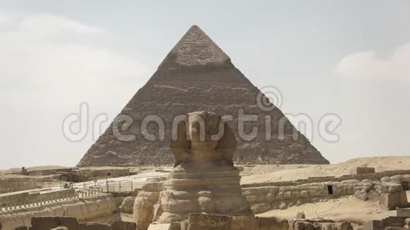 开罗附近吉萨的狮身人面像和金字塔的正面视频的预览图