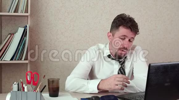 男人办公室经理睡觉时喝咖啡视频的预览图