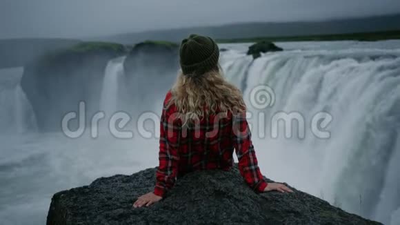 冰岛或挪威瀑布女游客视频的预览图