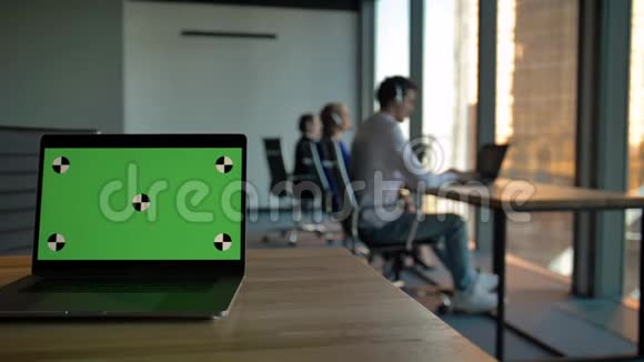 准备跟踪带呼叫中心员工的绿色屏幕笔记本电脑视频的预览图