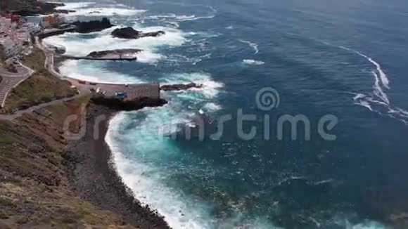 空中飞行特内里费岛海岸线上的顶景海浪视频的预览图